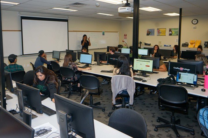 Students listen to a business technology lecture.