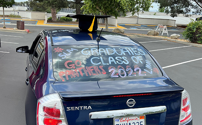 Rear windshield of a car with a message congratulating the class of 2022