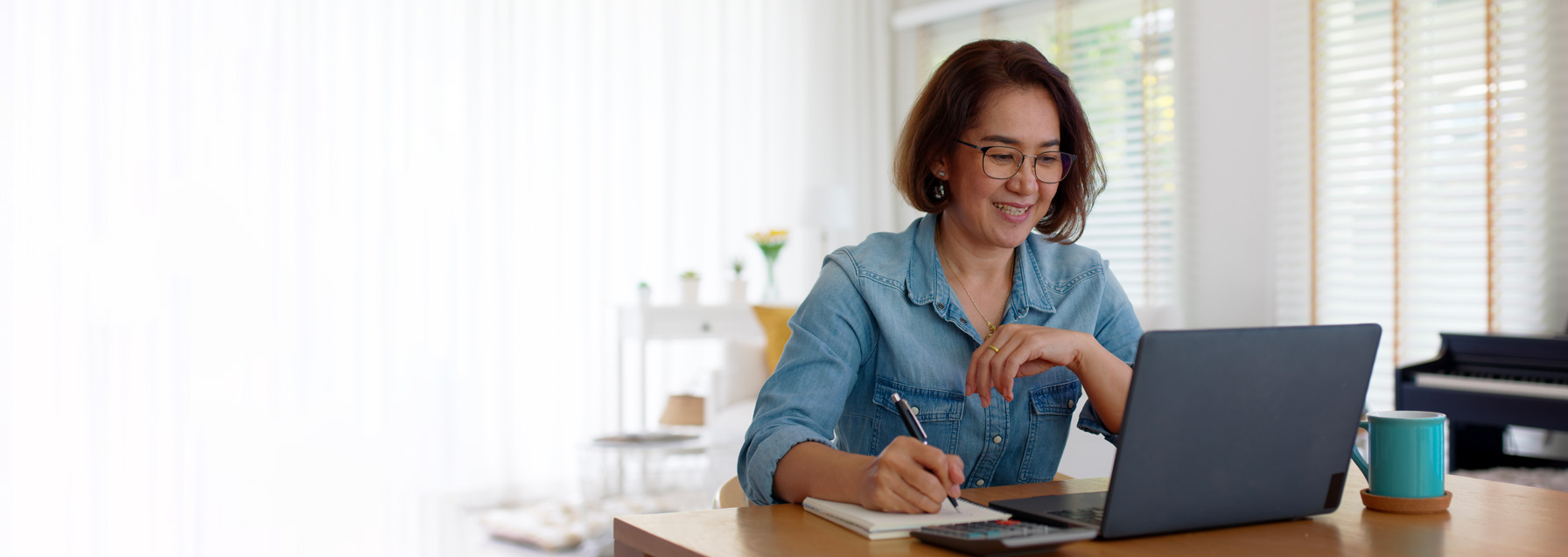 lady sitting at home on a laptop
