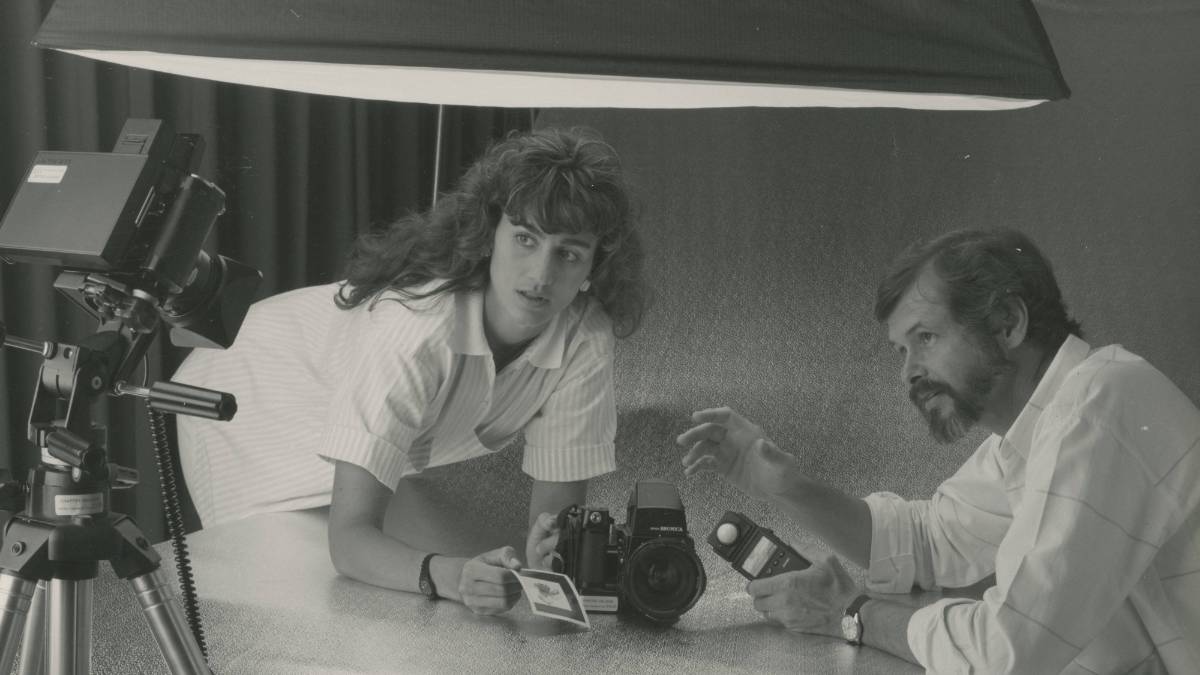 Ardon Alger teaches student Barbara Kaufman during a studio lighting class at Chaffey College